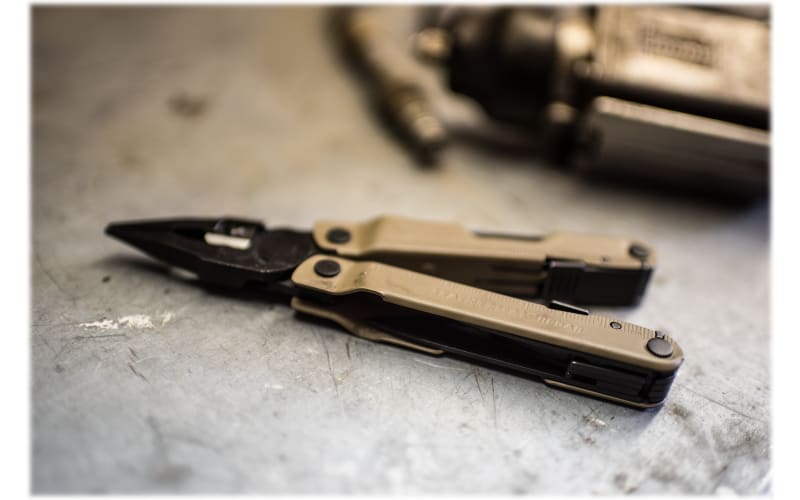 Navaja Leatherman rebar tan con linterna