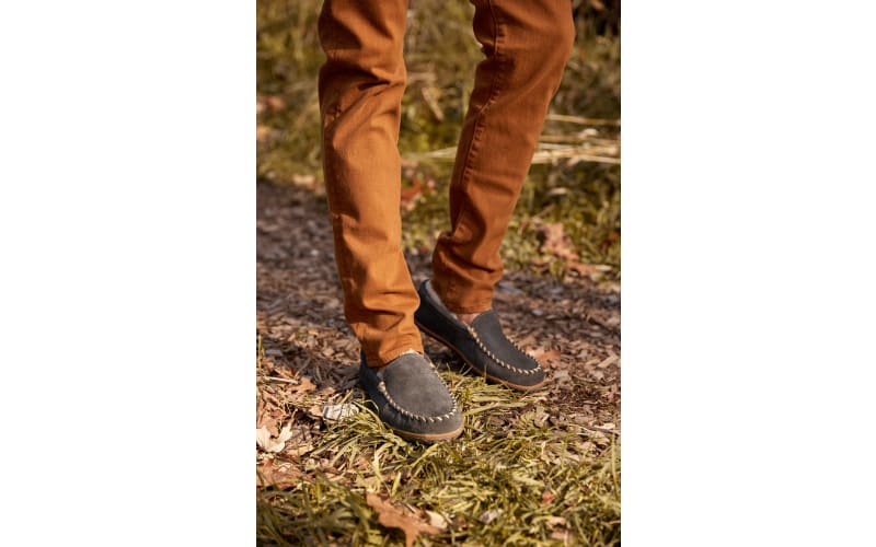 Minnetonka Sheepskin Tobie Slippers for Men | Bass Pro Shops display picture 3