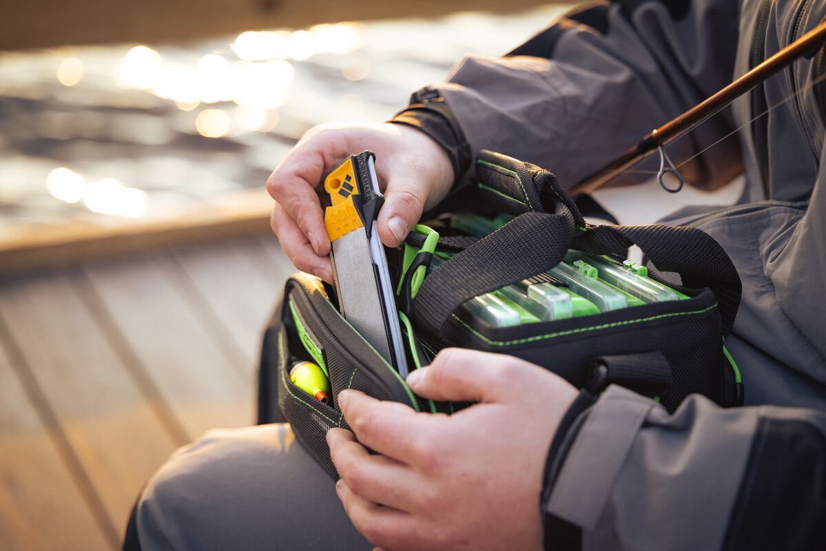 Portable field sharpener for fishing trips