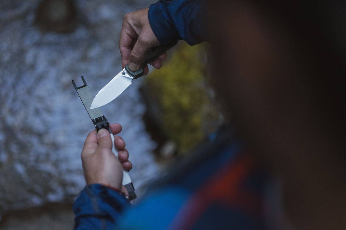 Field sharpening a knife